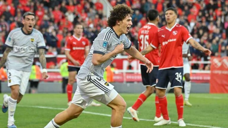 Facundo Herrera festeja el gol del triunfo de Boca ante Independiente