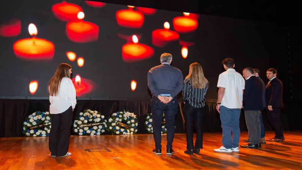 Familiares colocan ofrendas durante el homenaje del 7 de octubre