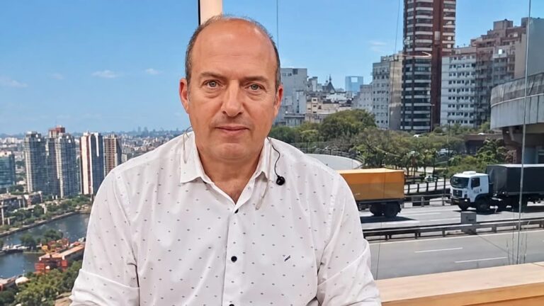 El meteorólogo Fernando Confessore ante la pantalla del clima en el estudio de televisión