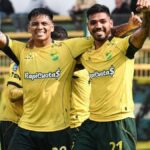 Jugadores de Defensa y Justicia celebran una anotación