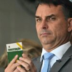Flávio Bolsonaro se refiere a las medidas judiciales impuestas en su contra