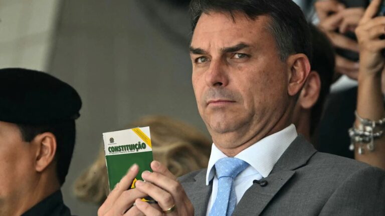 Flávio Bolsonaro se refiere a las medidas judiciales impuestas en su contra