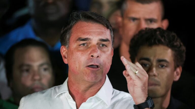 Flávio Bolsonaro durante una presentación pública