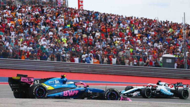 Franco Colapinto con su Alpine cruzado y dañado en la pista de Austin