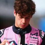 Franco Colapinto concentrado en boxes durante el Gran Premio de Estados Unidos