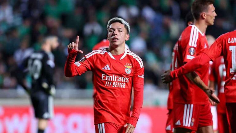 Gianluca Prestianni celebra su gol con el Benfica ante Omonia en Chipre
