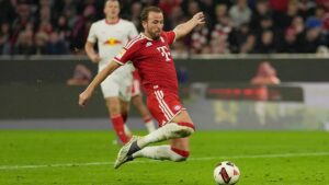 Bayern Múnich goleó 6-1 a Leipzig con un triplete de Luis Díaz por la Bundesliga Harry Kane en acción de ataque durante la victoria del Bayern Múnich