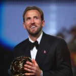 Harry Kane sostiene el Balón de Oro 2026 durante la gala en Londres