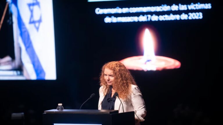 Homenaje a las víctimas del 7 de octubre en el Palacio Libertad