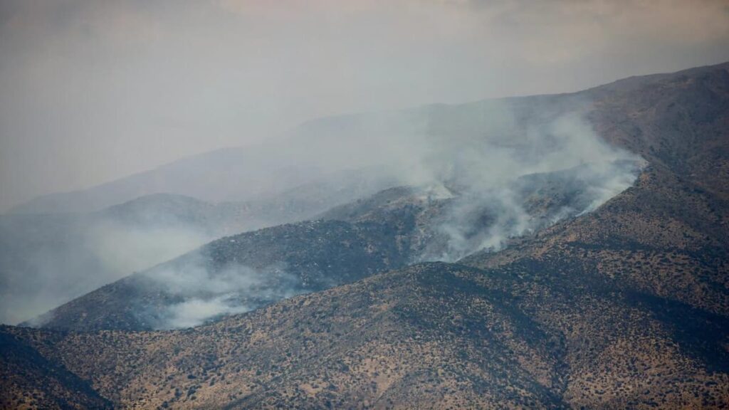 Laderas quemadas por incendios forestales en la precordillera de Santiago.