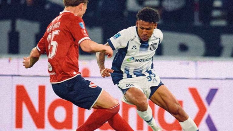 Acción del partido entre Independiente y Talleres en el estadio Kempes