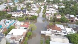 Crecida de los ríos en el Litoral: fuerzas federales asisten a las provincias afectadas Vista de la crecida del río Paraná en la provincia de Chaco