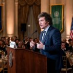 Javier Milei habla en un podio durante una gala en Washington