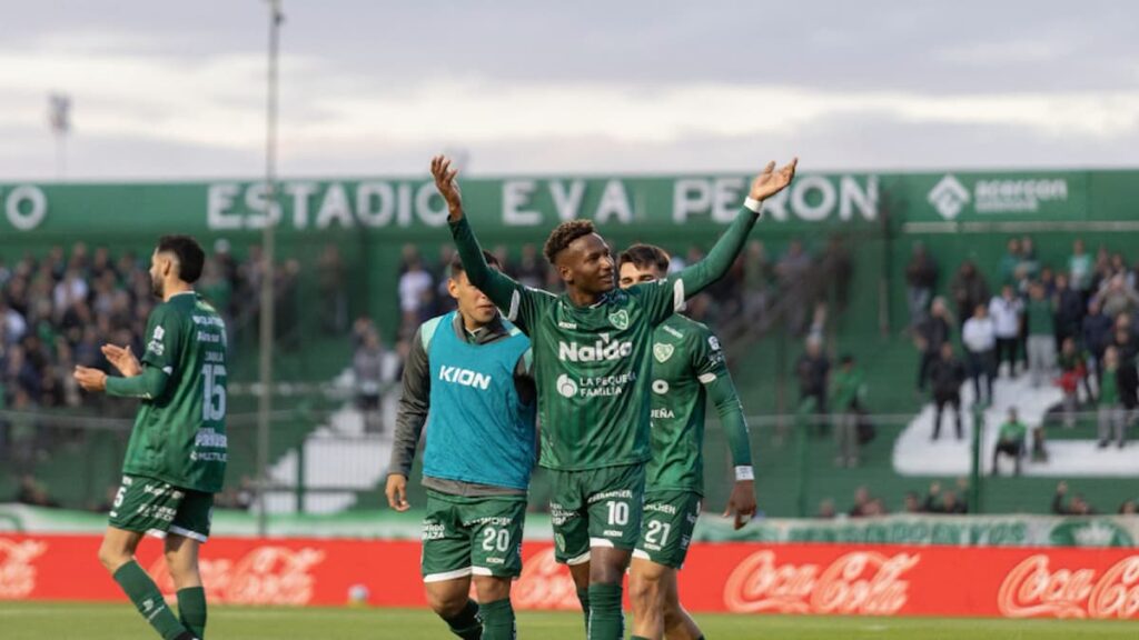 Jhon Rentería celebra el primer gol de Sarmiento ante Barracas Central