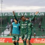 Jhon Rentería celebra el primer gol de Sarmiento ante Barracas Central