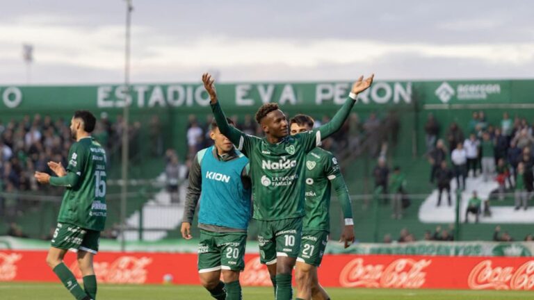 Jhon Rentería celebra el primer gol de Sarmiento ante Barracas Central
