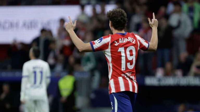 Julián Álvarez celebra su gol para Atlético de Madrid ante Deportivo La Coruña
