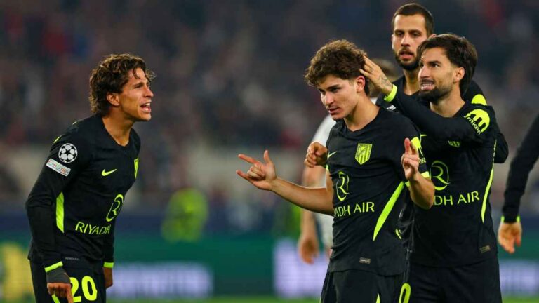 Julián Álvarez festeja su gol para el Atlético de Madrid ante Stuttgart