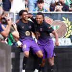 Lamine Yamal y Gabriel Jesus celebran un gol del Barcelona ante el Betis