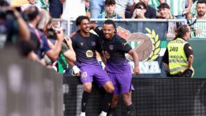 Lamine Yamal y Gabriel Jesus celebran un gol del Barcelona ante el Betis