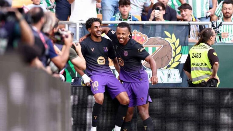 Lamine Yamal y Gabriel Jesus celebran un gol del Barcelona ante el Betis
