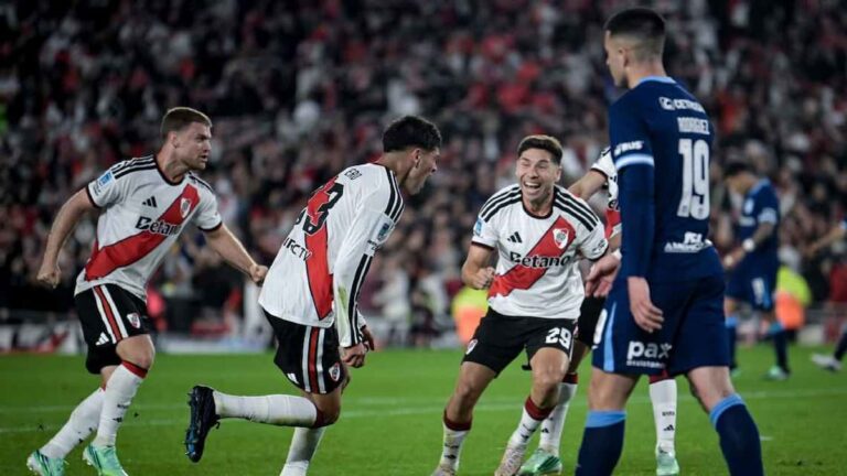 Lautaro Rivero festeja el gol de la victoria de River ante Racing