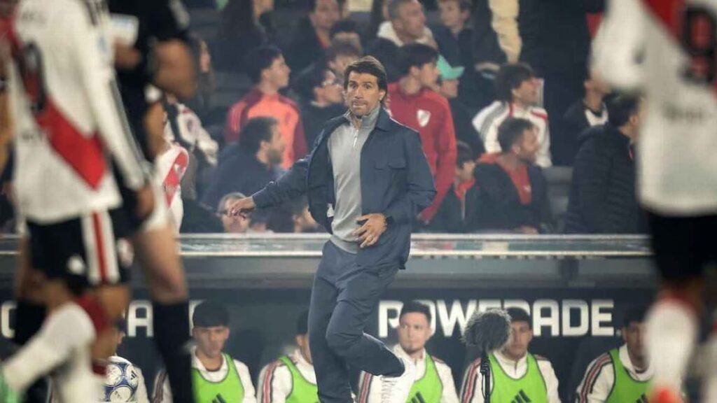 Leonardo Ponzio da indicaciones al equipo desde el banco de suplentes