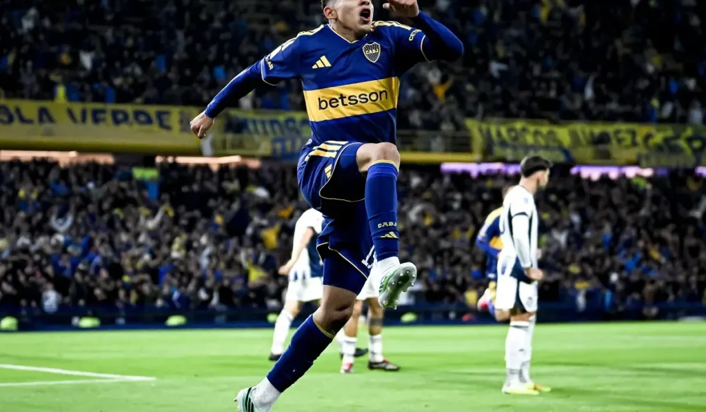 Leonel Flores celebra su gol para Boca ante Talleres en La Bombonera
