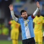 Lionel Messi saluda emocionado en su despedida de la Selección
