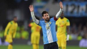 Lionel Messi se despidió de la Selección Argentina con una victoria ante Benín Lionel Messi saluda emocionado en su despedida de la Selección