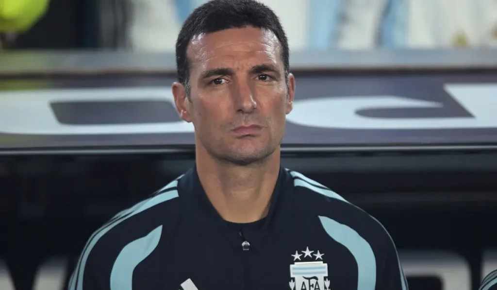 Director técnico Lionel Scaloni dando instrucciones en el partido