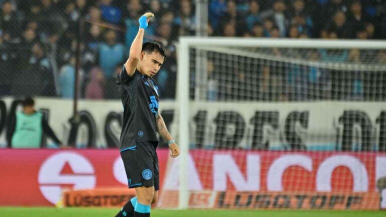 Lucas Zelarayán festeja su gol para Belgrano ante Racing