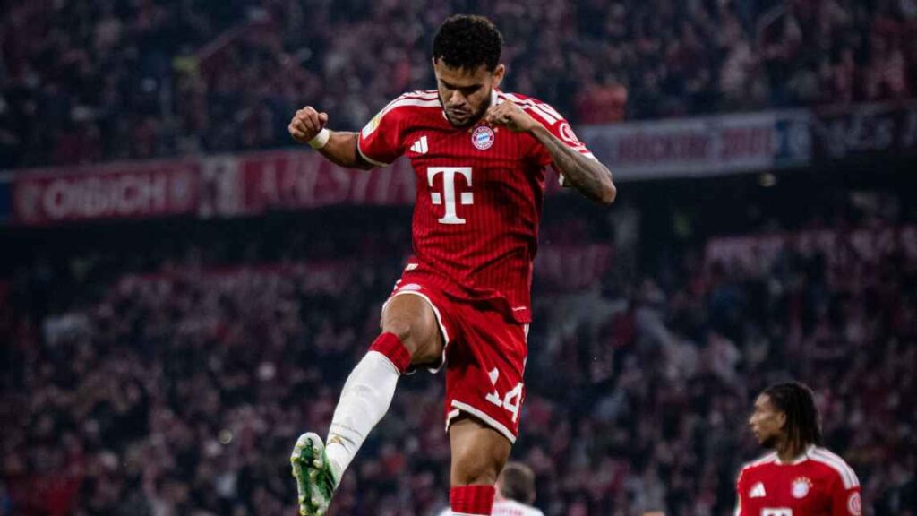 Luis Díaz festeja uno de sus tres goles para el Bayern Múnich ante Leipzig