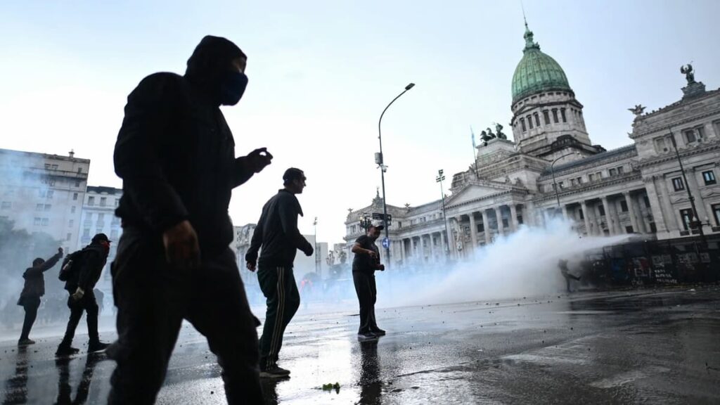 El Gobierno nacional denunció penalmente a los manifestantes involucrados en los incidentes registrados este jueves durante la marcha universitaria 