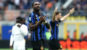 Marcus Thuram festeja el gol del empate transitorio de Inter ante Fiorentina