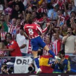 Pablo Barrios celebra el primer gol de Atlético Madrid ante Manchester United
