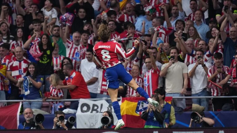 Pablo Barrios celebra el primer gol de Atlético Madrid ante Manchester United