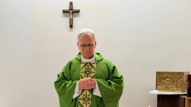 El papa León XIV recibió el alta