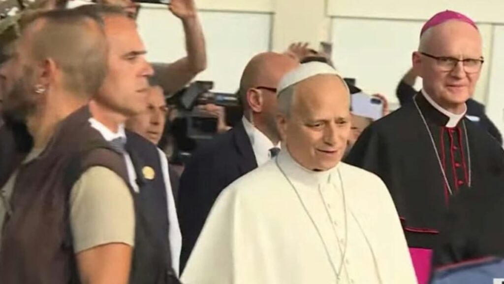 El papa León XIV camina por las instalaciones médicas tras recibir el alta