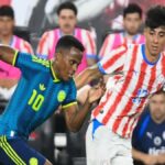 Disputa de balón en el partido entre Paraguay y Colombia