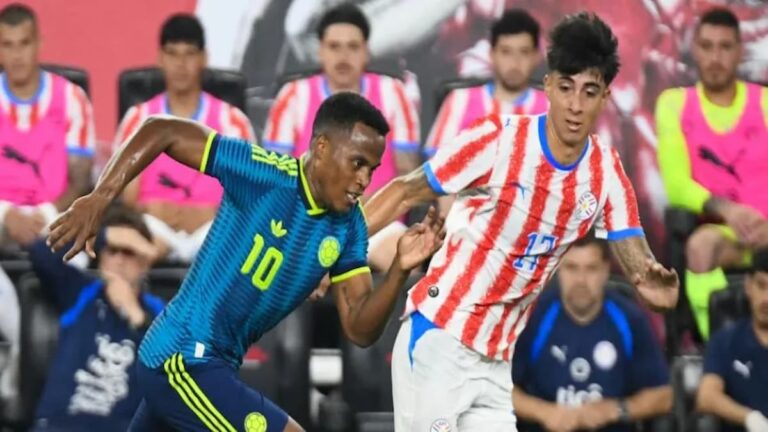 Disputa de balón en el partido entre Paraguay y Colombia