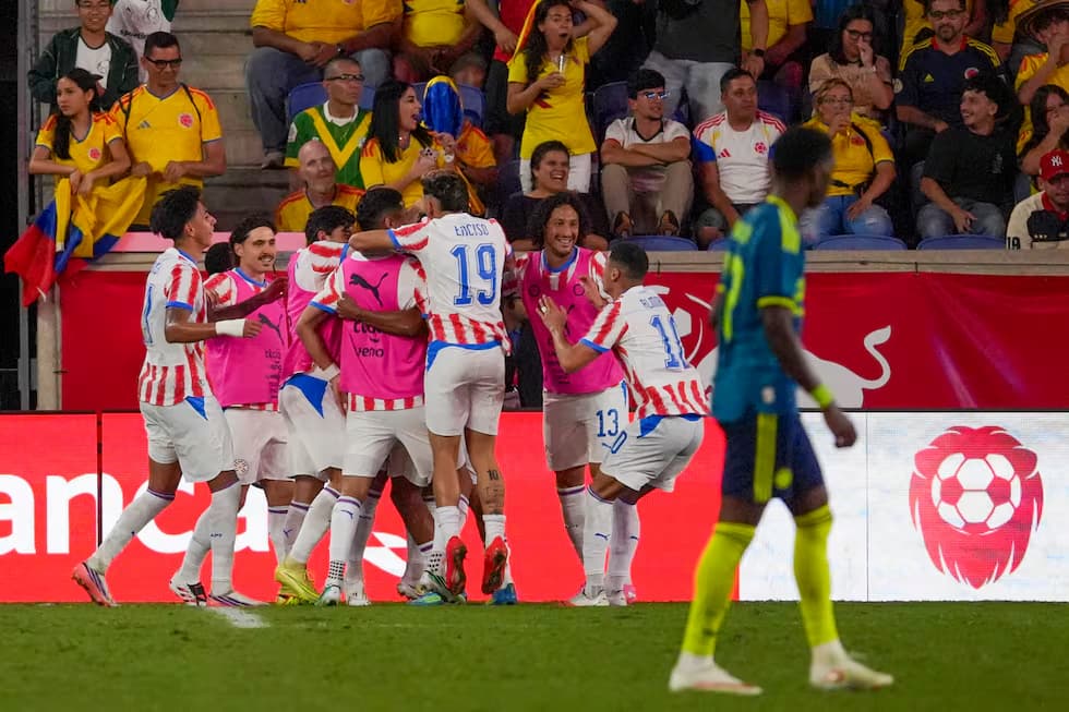 Festejo de los jugadores de Paraguay tras anotar ante Colombia