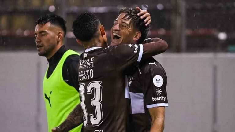 Jugadores de Platense festejan la clasificación a la final de la Copa Argentina