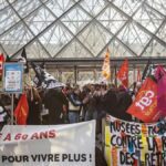 Manifestantes e inconvenientes con visitantes en el ingreso al Museo del Louvre