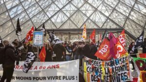 Francia impone toques de queda tras violentos disturbios contra el costo de vida Manifestantes e inconvenientes con visitantes en el ingreso al Museo del Louvre