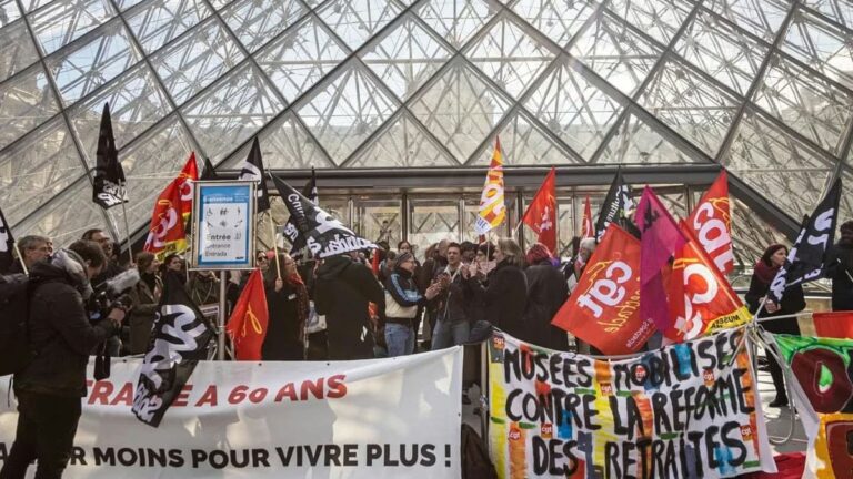 Manifestantes e inconvenientes con visitantes en el ingreso al Museo del Louvre