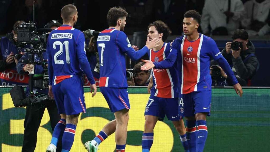 Vitinha festeja su gol para el PSG ante el Barcelona en Champions League