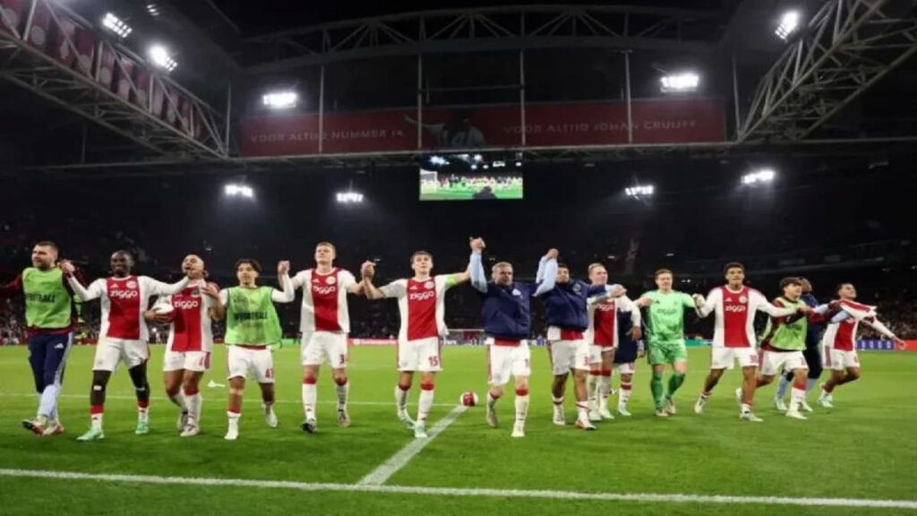 Ajax venció 2-0 a Atalanta en Ámsterdam con goles de Tolu Arokodare y Abdellah Ouazane
