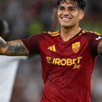 Santiago Castro festeja su primer gol con la camiseta de la Roma ante Genoa