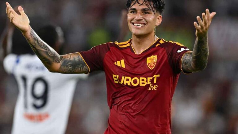 Santiago Castro festeja su primer gol con la camiseta de la Roma ante Genoa